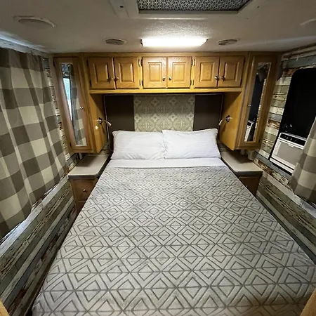 Remodeled And Comfortable Rv - Free Parking Miami Exterior photo