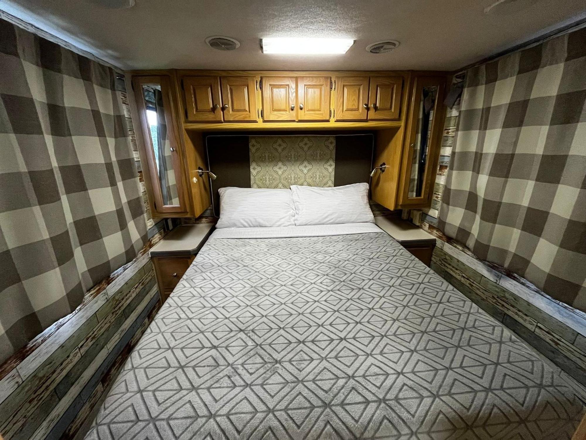 Camping Remodeled And Comfortable Rv - Free Parking *